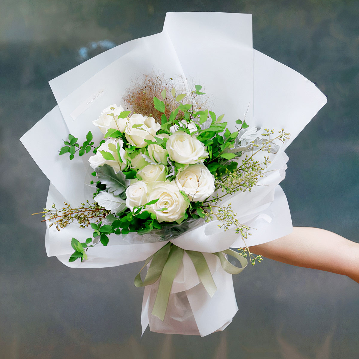 Bouquet de roses blanches et de fleurs de saison